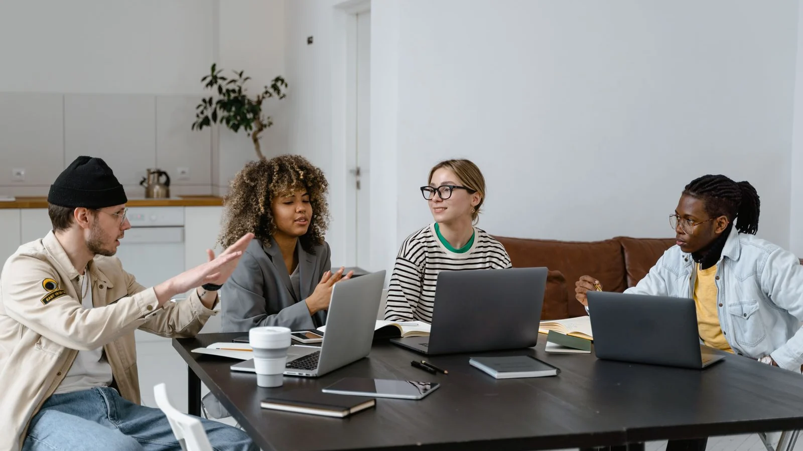 Reunión entre un cliente y un equipo de agencia revisando un plan de marketing