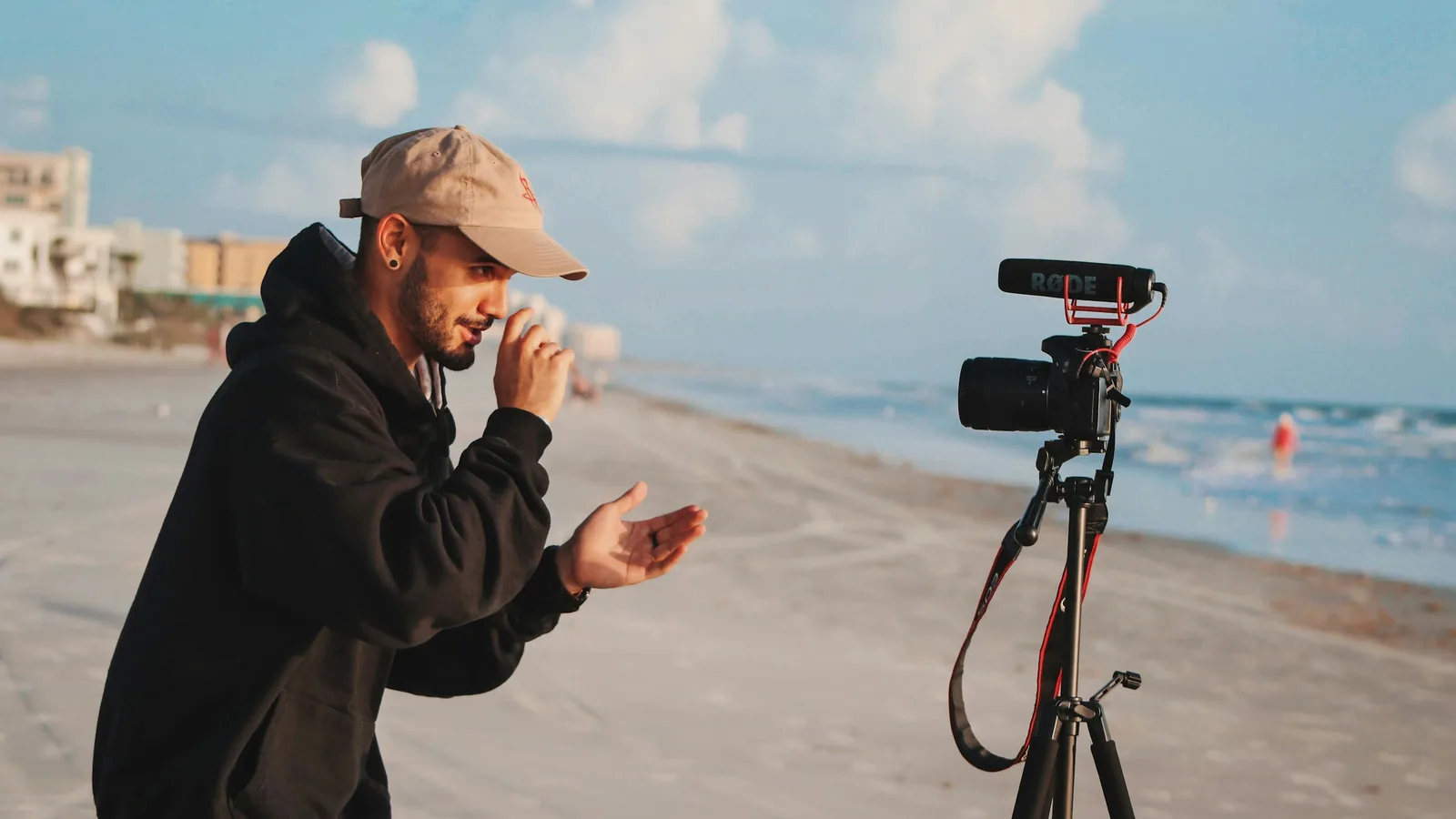 Creador de contenido grabándose frente a una cámara para producir varios videos en una sola sesión