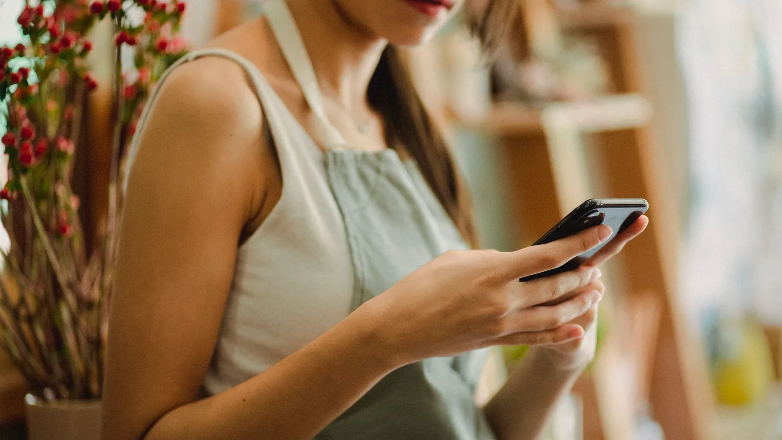 Persona escribiendo un mensaje a un cliente desde la app de WhatsApp Business
