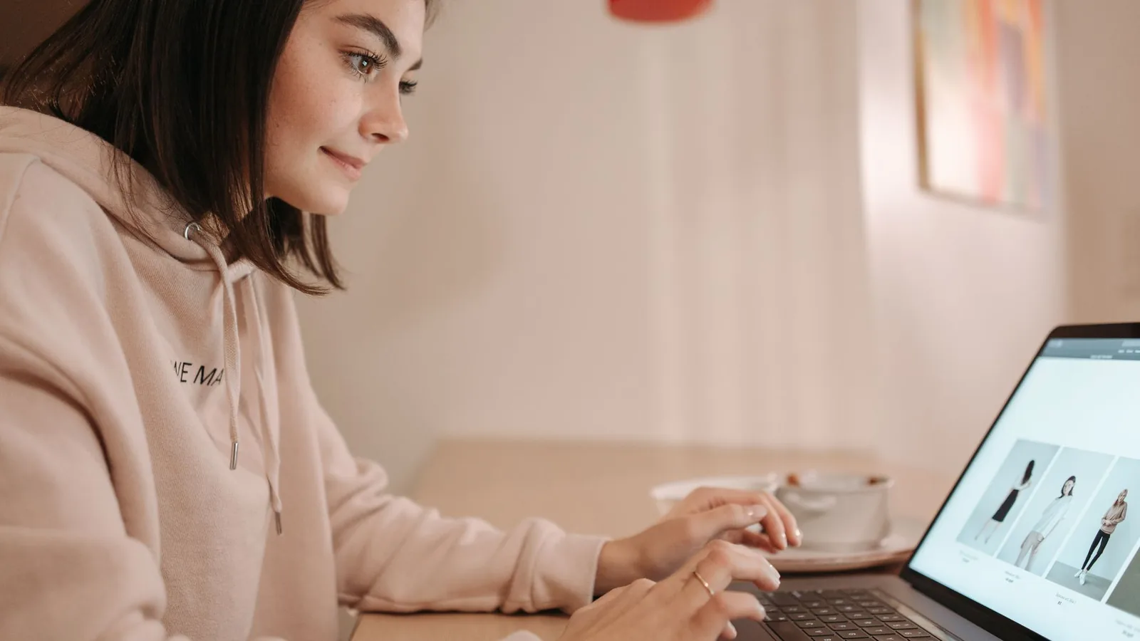 Persona revisando el diseño de una página web en la pantalla de un computador