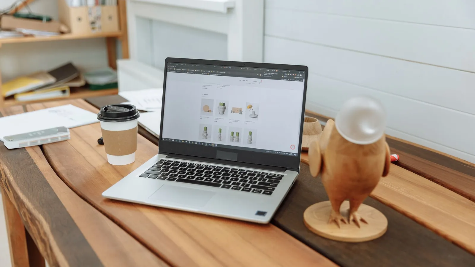 Diseño de una landing page mostrada en un computador portátil con un titular y un botón grande