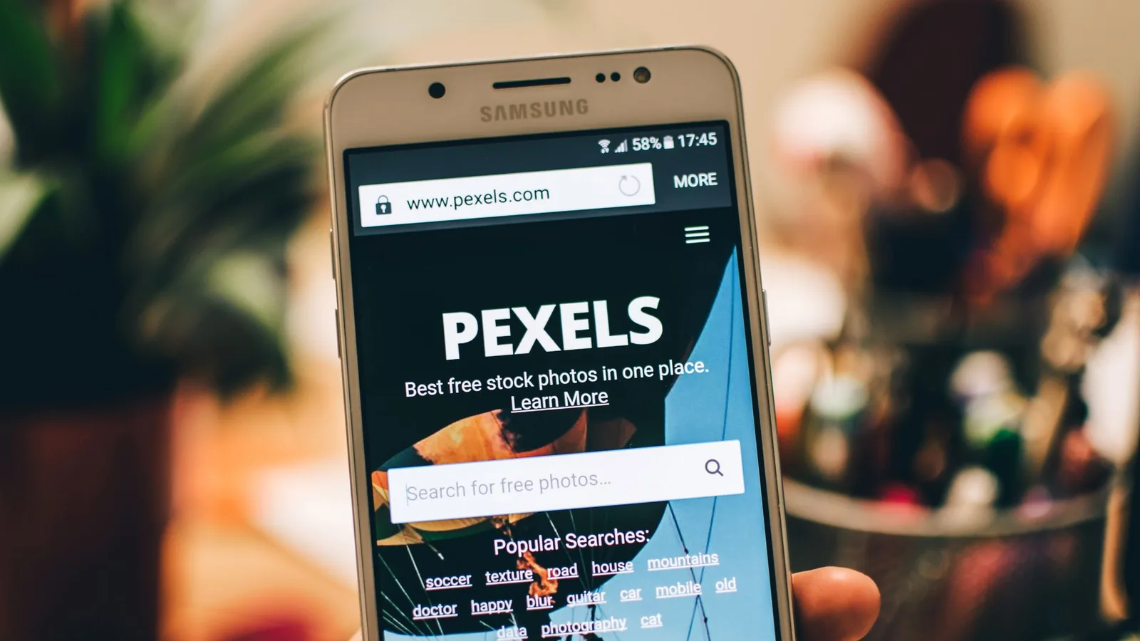 Gráfica sencilla en una pantalla mostrando el crecimiento de conversiones de una página web