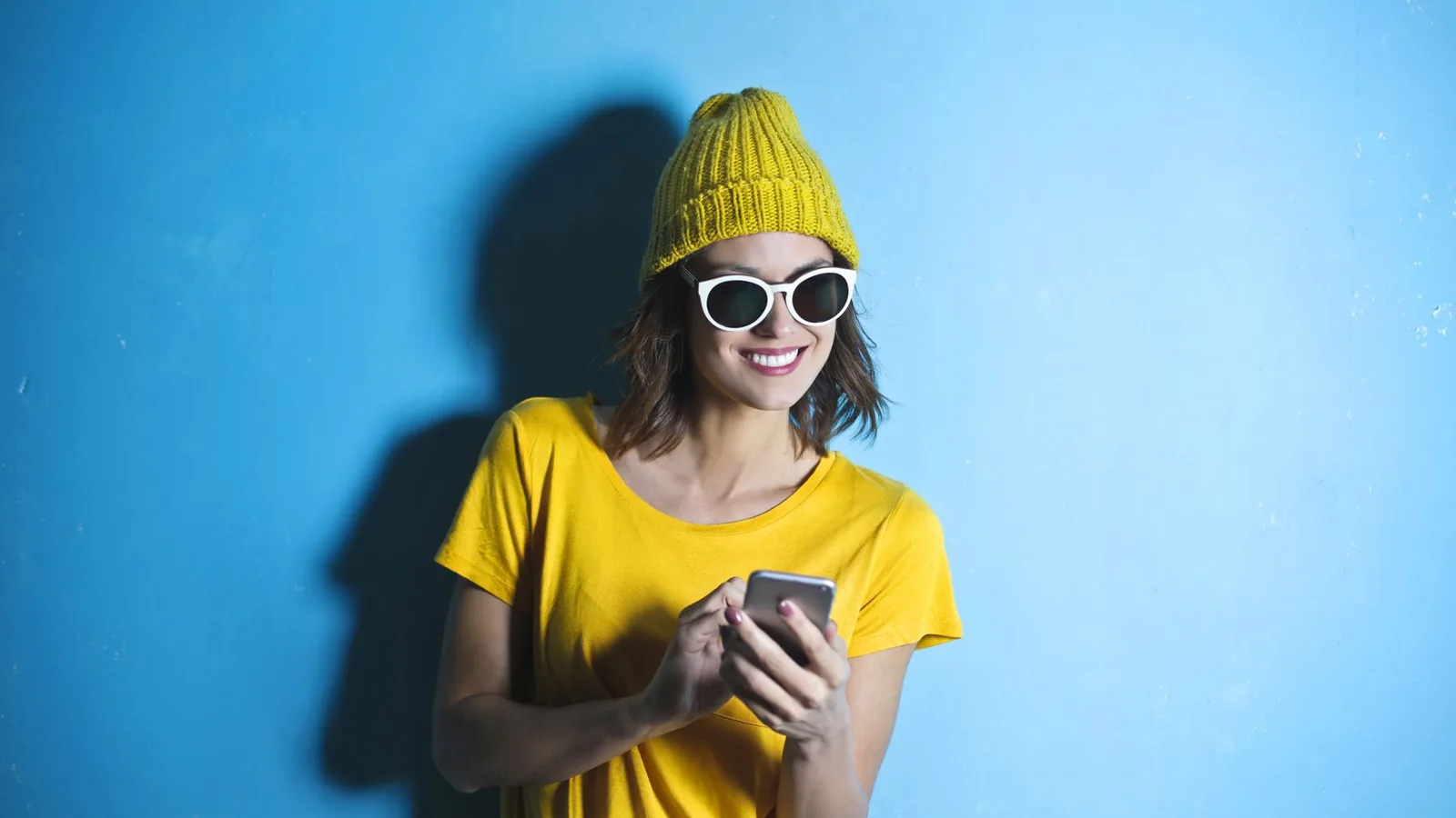 Calendario de contenido de redes sociales planeado sobre un escritorio