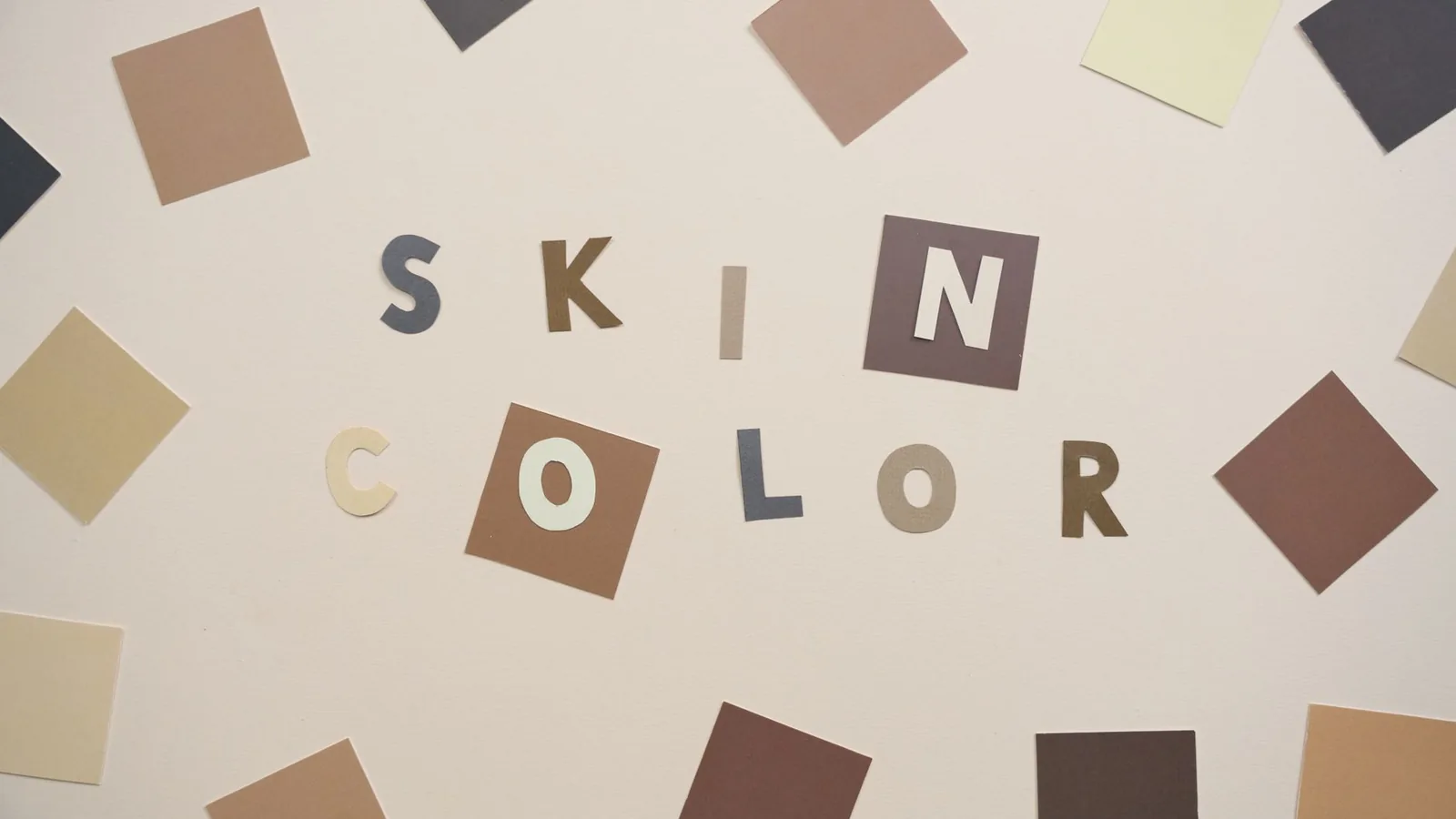 Páginas de un manual de marca abiertas mostrando logo, paleta de colores y tipografías