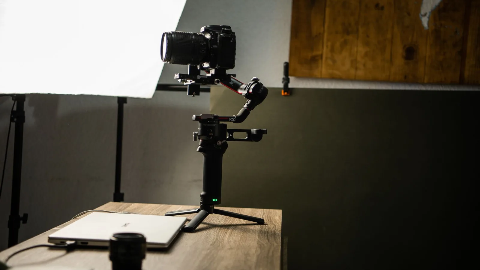 Persona grabando un video corto con el celular para publicar en redes sociales