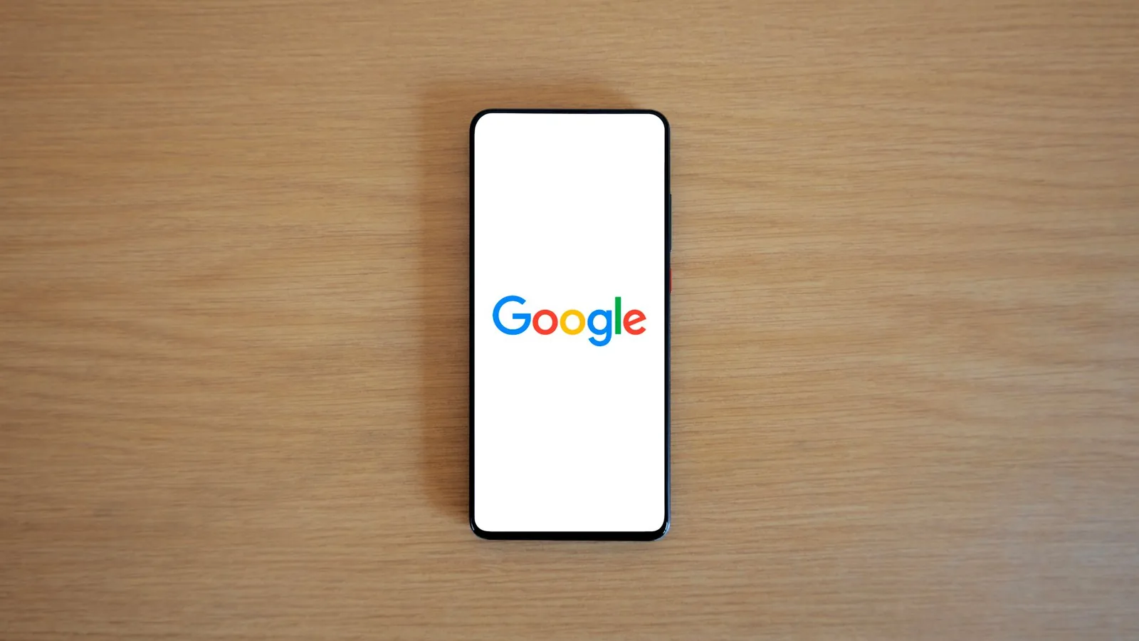 Dueño de un negocio local revisando resultados de búsqueda en su celular
