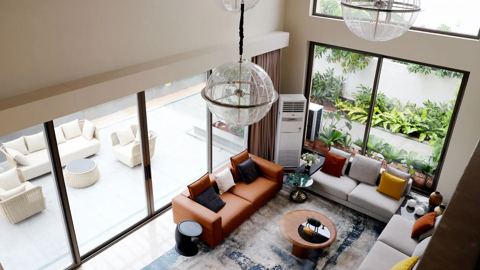 Sala iluminada con ventanales de piso a techo